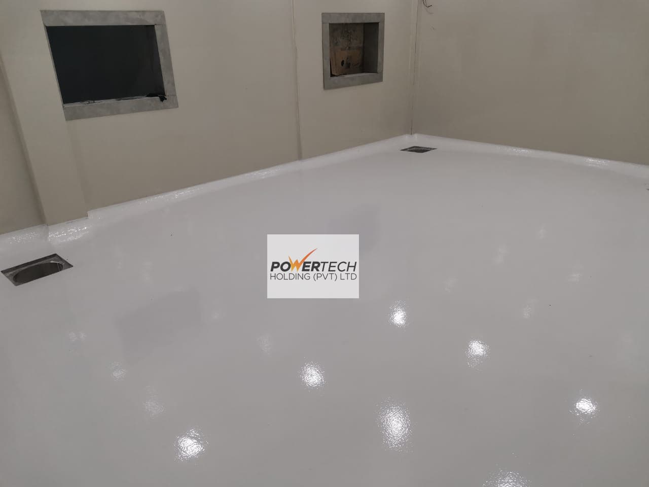 epoxy flake floor with helicopter in storage